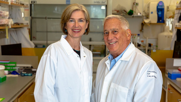 Nhà hóa sinh Jennifer Doudna (trái) và tác giả sách Walter Isaacson, ở phòng nghiên cứu Đại học California - Berkeley (Mỹ) năm 2019. Ảnh: UC Berkeley