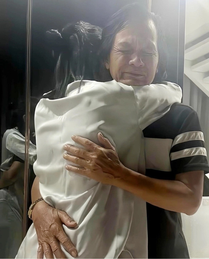 Ngọc Trinh ôm chầm lấy cha sau khi trở về nhà - Ảnh: NVCC