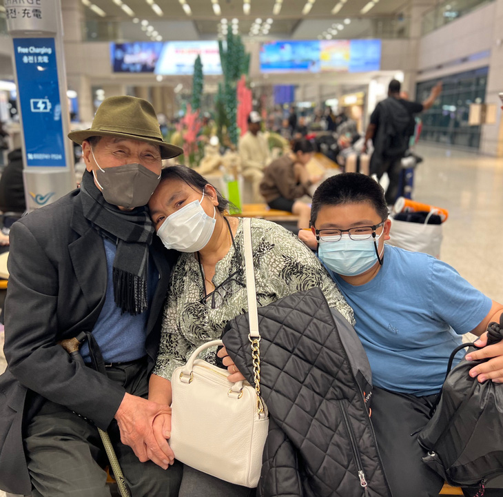 Hai cha con ngày gặp lại tại Hàn Quốc - Ảnh: BTC