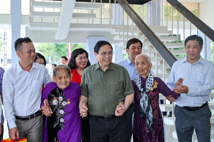 Thủ tướng Phạm Minh Chính chúc Tết và tặng quà gia đình hộ nghèo, công nhân, người lao động, người cao tuổi không nơi nương tựa... tại Cần Thơ - Ảnh: VGP