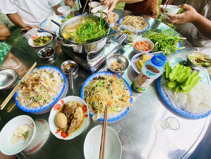 Gia đình ăn cơm ngày 30 Tết ở xã Hiệp Hòa, huyện Cầu Ngang, tỉnh Trà Vinh - Ảnh: QUANG ĐỊNH