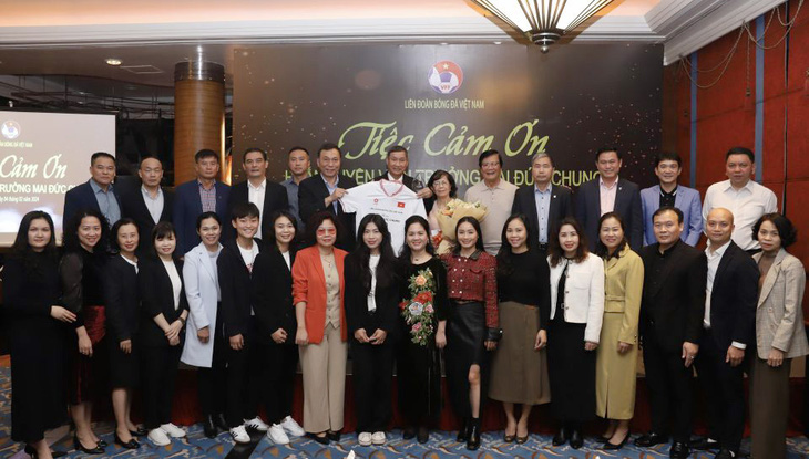 Lãnh đạo, các phòng ban VFF cùng đại diện tập thể đội tuyển nữ Việt Nam tri ân những đóng góp của HLV Mai Đức Chung - Ảnh: VFF