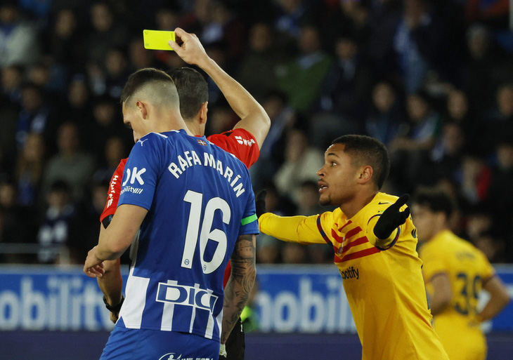 Vitor Roque (áo vàng) ghi bàn, nhưng cũng phải nhận thẻ đỏ trong chiến thắng của Barca - Ảnh: REUTERS