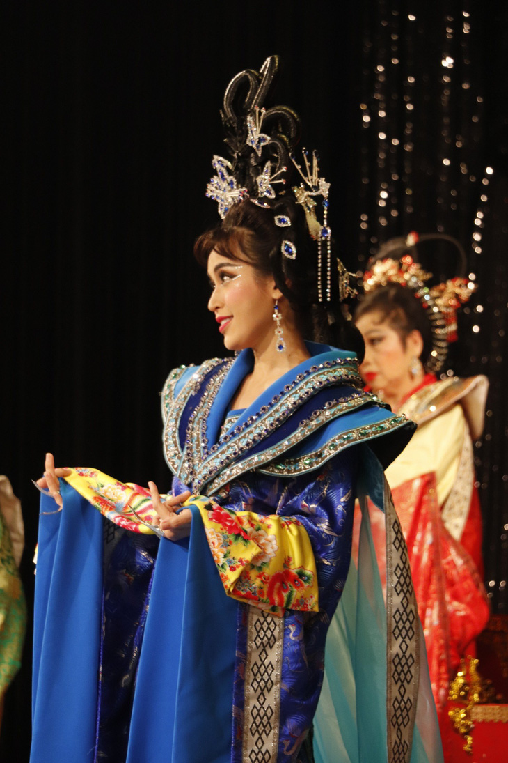 Trong quá trình tập luyện, “chị đẹp” cũng thường xuyên được các nghệ sĩ Minh Nhí, Việt Hương, Phi Phụng, Phương Dung, Võ Tấn Phát… động viên. 