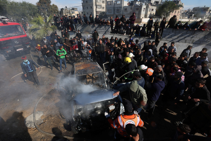 Một ô tô bị đánh trúng trong cuộc tấn công của Israel ở thành phố biên giới Rafah, Dải Gaza hôm 4-2 - Ảnh: REUTERS