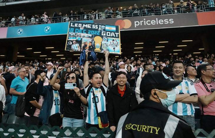 Nhiều cổ động viên Hong Kong mong chờ thần tượng Messi đã nhiều tuần liền nhưng kết quả khiến họ giận dữ - Ảnh: REUTERS