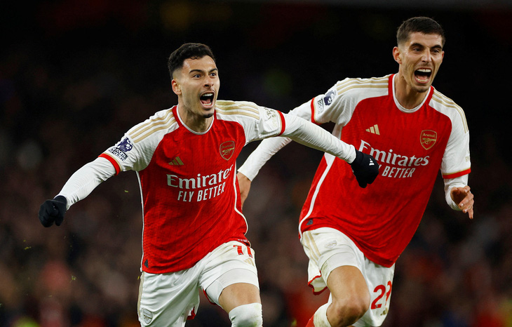 Niềm vui của các cầu thủ Arsenal sau khi ghi bàn vào lưới Liverpool - Ảnh: REUTERS