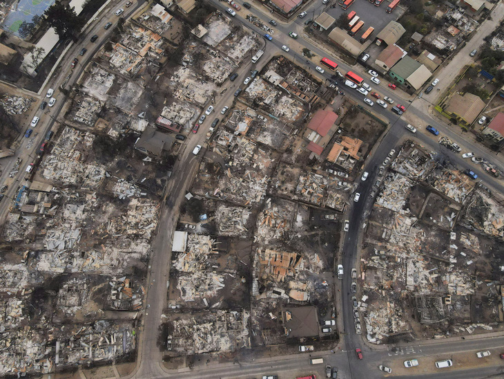 Những căn nhà bị thiêu rụi khi đám cháy càn quét qua Vina Del Mar, Chile vào hôm 4-2 - Ảnh: REUTERS