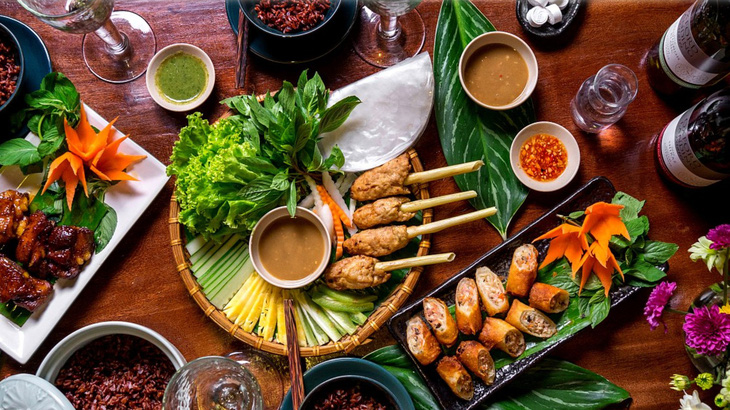 Ẩm thực Việt Nam dựa trên nền nguyên liệu tươi, cách chế biến và nấu tối giản, nhiều rau xanh, thưởng thức với rượu vang hợp phết - Ảnh: Michelin Guide