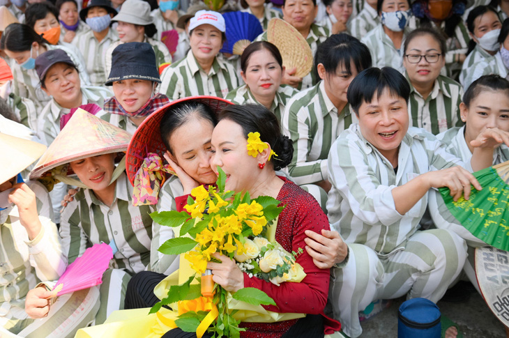 Việt Hương được phạm nhân dành nhiều tình cảm - Ảnh: THÀNH PHẠM