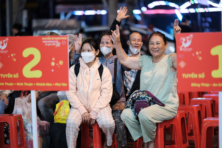 Người dân vui mừng trước giờ lên xe về quê đón Tết - Ảnh: Saigon Co.op