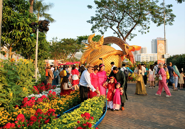 Nhiều người đến tham quan hứng thú với linh vật rồng xuất hiện ở khu vực đầu đường hoa.