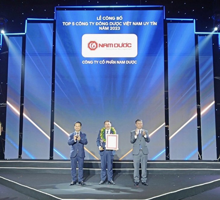Tổng giám đốc Hoàng Minh Châu nhận giải thưởng &quot;Top 5 công ty đông dược Việt Nam uy tín năm 2023&quot;