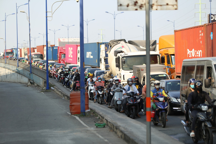 Hàng ngàn xe container, xe tải… kẹt cứng trên cầu Rạch Chiếc, hướng về đường Mai Chí Thọ để ra cảng Cát Lái, chiều 3-2 - Ảnh: MINH HÒA