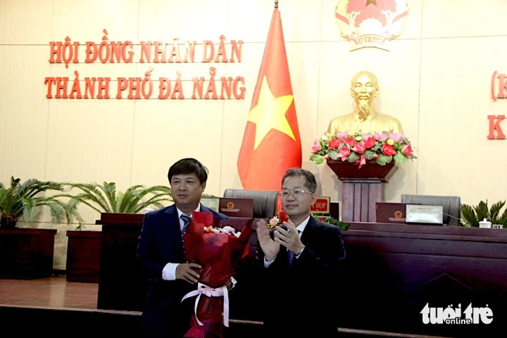 Ông Lương Nguyễn Minh Triết (bên trái) nhận hoa chúc mừng từ ông Nguyễn Văn Quảng, bí thư Thành ủy Đà Nẵng - Ảnh: TRƯỜNG TRUNG