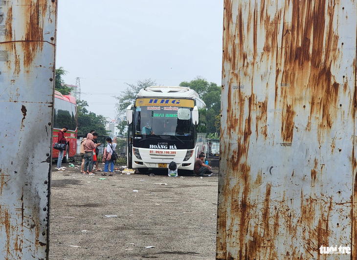 Nhiều lần bị phản ảnh, bãi xe 397 đường Đinh Bộ Lĩnh, quận Bình Thạnh vẫn để các nhà xe bắt khách bên trong - Ảnh: MINH HÒA