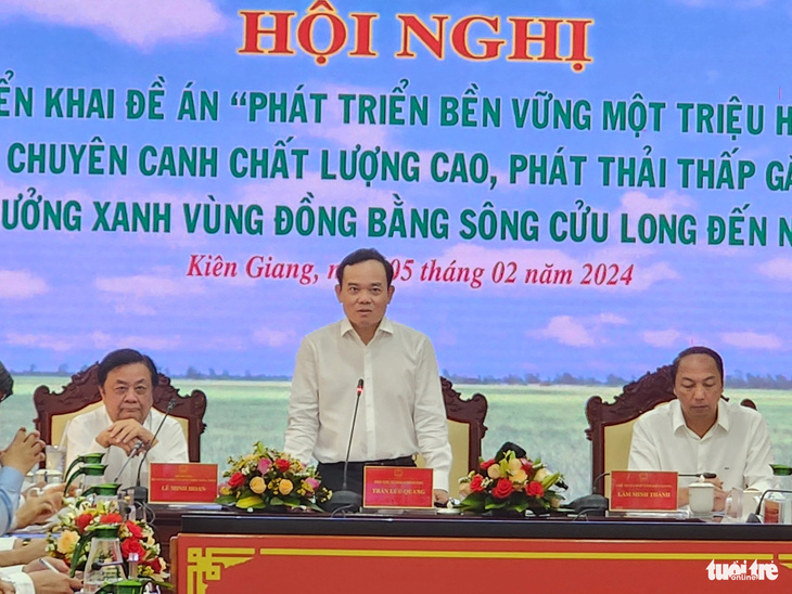 Phó thủ tướng Chính phú Trần Lưu Quang chỉ đạo tại hội nghị triển khai kế hoạch đề án 1 triệu ha lúa - Ảnh: BỬU ĐẤU