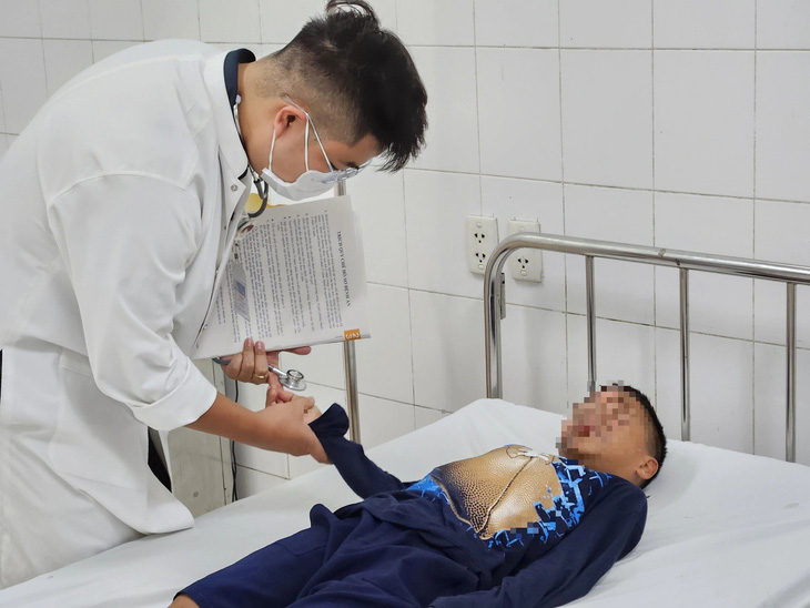 Một bệnh nhi ở Huế nhập viện cấp cứu vì đốt pháo mua trôi nổi trên mạng - Ảnh: M.TRANG