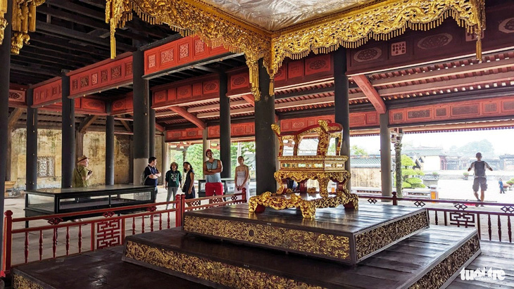 Ngai vàng triều Nguyễn được phục dựng với tỉ lệ 1:1, đặt tại vị trí đặt ngai vàng thường ngày ở điện Thái Hòa - Ảnh: NHẬT LINH
