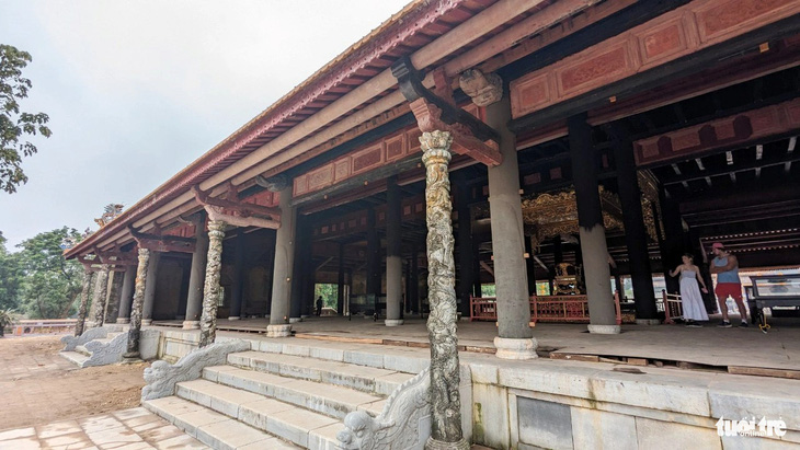 Sân sau của điện Thái Hòa, một số kết cấu cột trụ chịu lực bằng đá vẫn đang còn trong quá trình trùng tu - Ảnh: NHẬT LINH