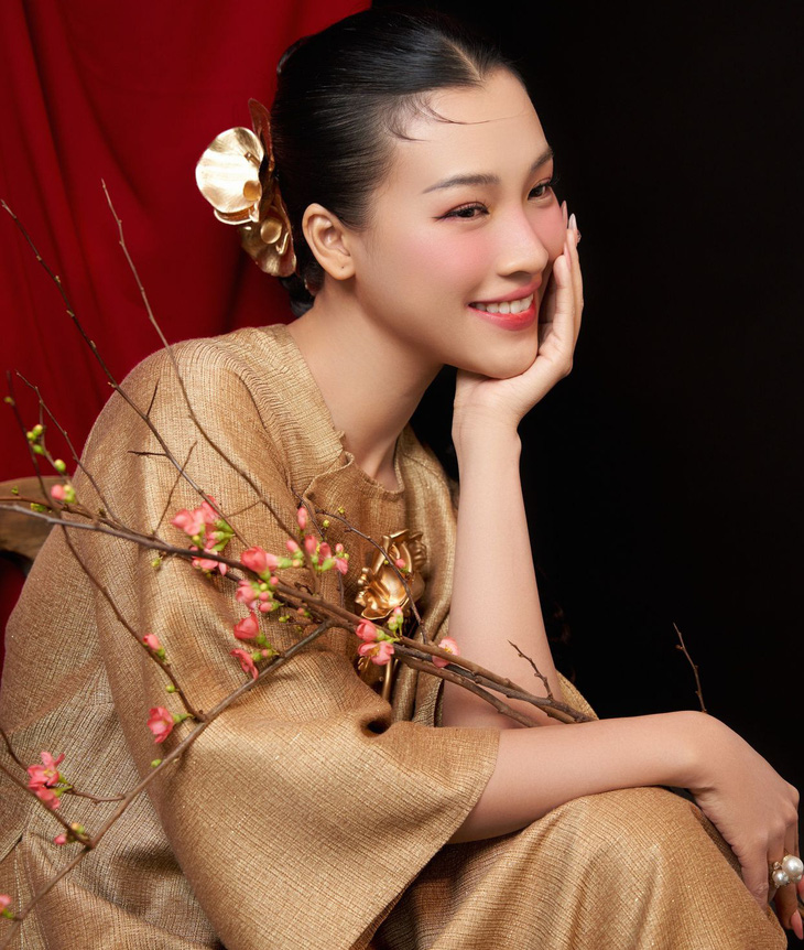 Hoàng Oanh tỏa sáng trong trang phục truyền thống - Ảnh: Facebook nghệ sĩ