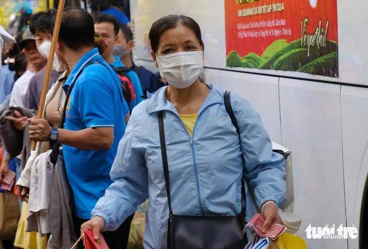 Tính đến nay, sau nhiều năm duy trì, chương trình &quot;Chuyến xe mùa xuân&quot; của Thành Đoàn TP.HCM và &quot;Tấm vé nghĩa tình&quot; của Liên đoàn Lao động TP.HCM đã đưa hơn nửa triệu công nhân, người lao động từ TP.HCM về quê đón Tết - Ảnh: VŨ THỦY