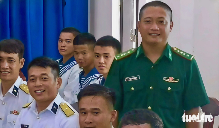 Đại úy Trịnh Văn Chung  hạnh phúc khi gặp lại vợ và con - Ảnh: MINH CHIẾN