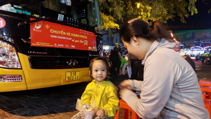 Hơn 40% hành khách là gia đình từ 2 - 3 thành viên trở lên, trong đó có nhiều em bé cùng theo cha mẹ về quê đón Tết  - Ảnh: Saigon Co.op