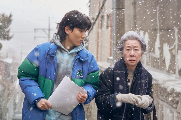 “Bà ngoại quốc dân” Youn Yuh-jung trở lại vai diễn cảm động trong Sen boss sum vầy