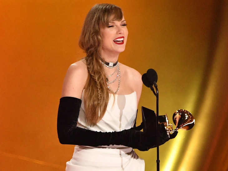 Taylor Swift nhận giải thưởng cho Album nhạc pop xuất sắc nhất - Ảnh: Getty Images