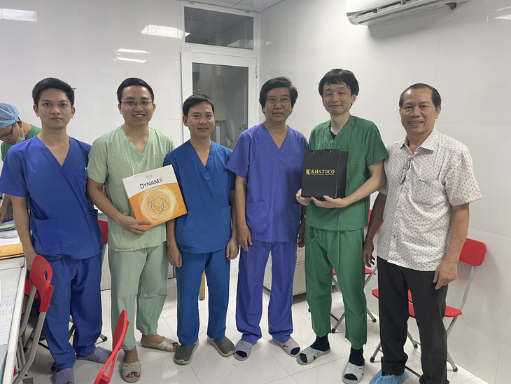TS.BS Makoto cùng PGS.TS.BS Huỳnh Văn Thưởng và các bác sĩ tim mạch can thiệp tại Bệnh viện Đa khoa tỉnh Khánh Hòa đã thực hiện thành công 9 ca can thiệp mạch vành bằng công nghệ điều hợp sinh học - Ảnh: Đ.H.