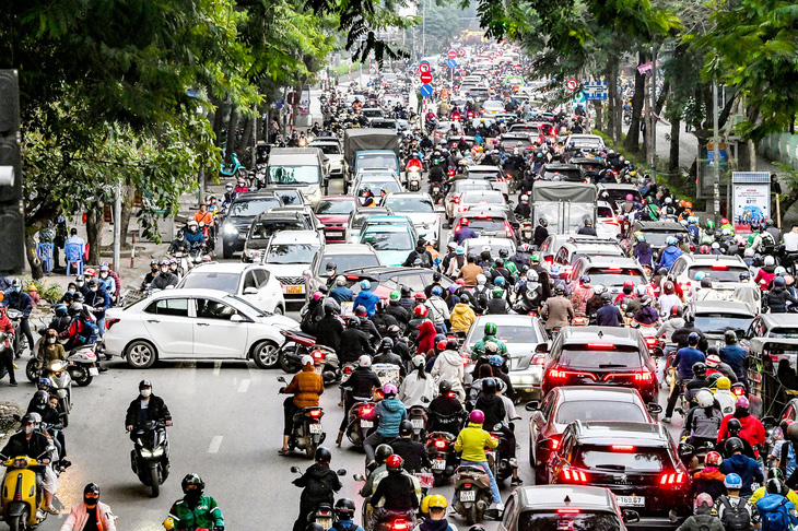 Các tuyến đường nội đô Hà Nội luôn trong tình trạng quá tải trong những ngày qua - Ảnh: HỒNG QUANG