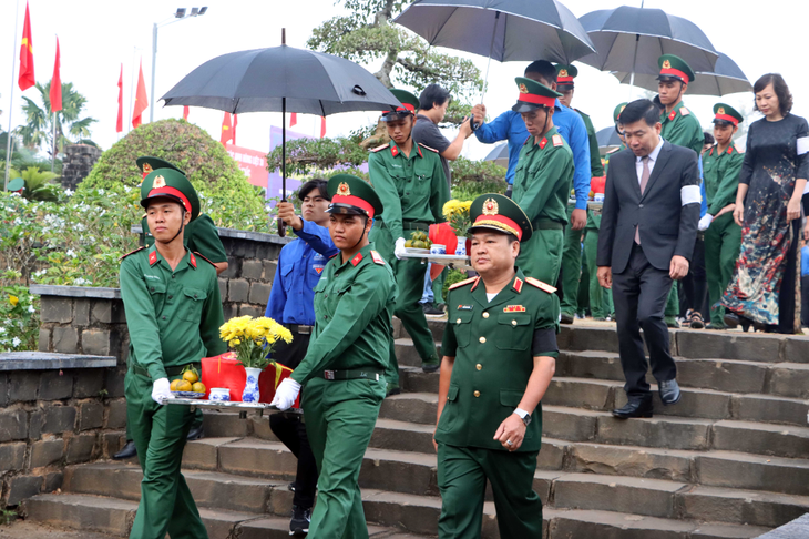 Lực lượng vũ trang, lãnh đạo tỉnh Bình Phước đưa tiễn hài cốt liệt sĩ quy tập từ Campuchia tới an táng tại nghĩa trang liệt sĩ - Ảnh: A.B.
