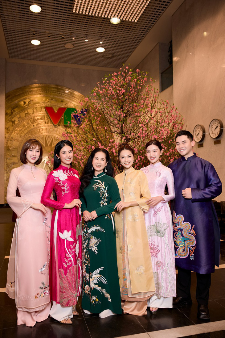 Hoa hậu Phí Thùy Linh, hoa hậu Ngọc Hân, NSND Lan Hương, người đẹp Ngọc Nữ, diễn viên Lương Thanh và MC Mạnh Khanh mặc áo dài trong chương trình cuối năm ở VTV.