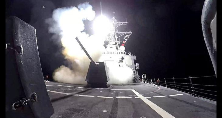 Tên lửa hành trình Tomahawk được phóng từ tàu khu trục tên lửa dẫn đường lớp Arleigh Burke USS Gravely của hải quân Mỹ, hướng về phía Houthi ở Yemen, ngày 3-2 - Ảnh: REUTERS