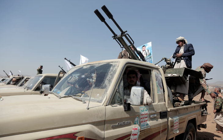 Các tay súng Houthi trong một cuộc mít tinh tại Gaza ngày 4-2 - Ảnh: GETTY IMAGES