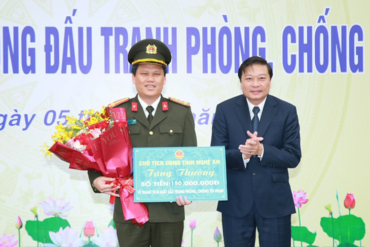 Ông Lê Hồng Vinh - phó chủ tịch UBND tỉnh Nghệ An - trao thưởng Công an Nghệ An về thành tích xuất sắc trong phòng, chống tội phạm - Ảnh: Công an cung cấp