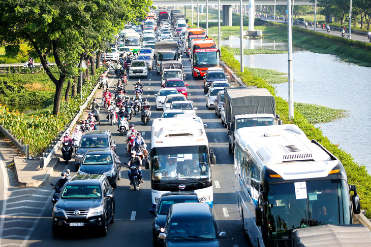Xe cộ ken đặc tại khu vực nút thắt cổ chai trên quốc lộ 1 qua huyện Bình Chánh (TP.HCM) vào sáng 25 tháng chạp (4-2-2024) - Ảnh: PHƯƠNG QUYÊN