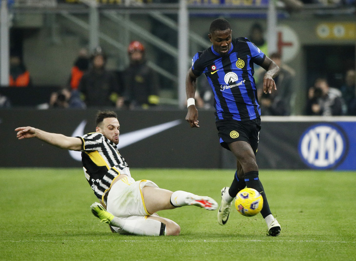 Inter Milan bứt lên trong cuộc đua vô địch khi đánh bại chính Juventus - Ảnh: REUTERS