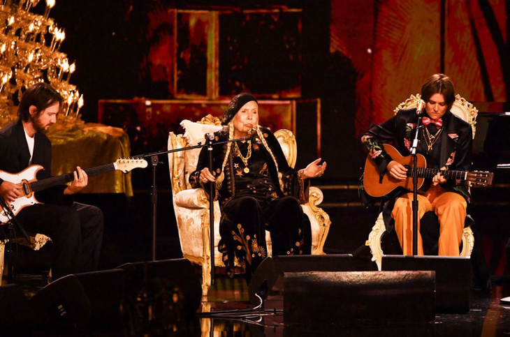 Nghệ sĩ gạo cội Joni Mitcell biểu diễn trên sân khấu Grammy - Ảnh: Getty Images