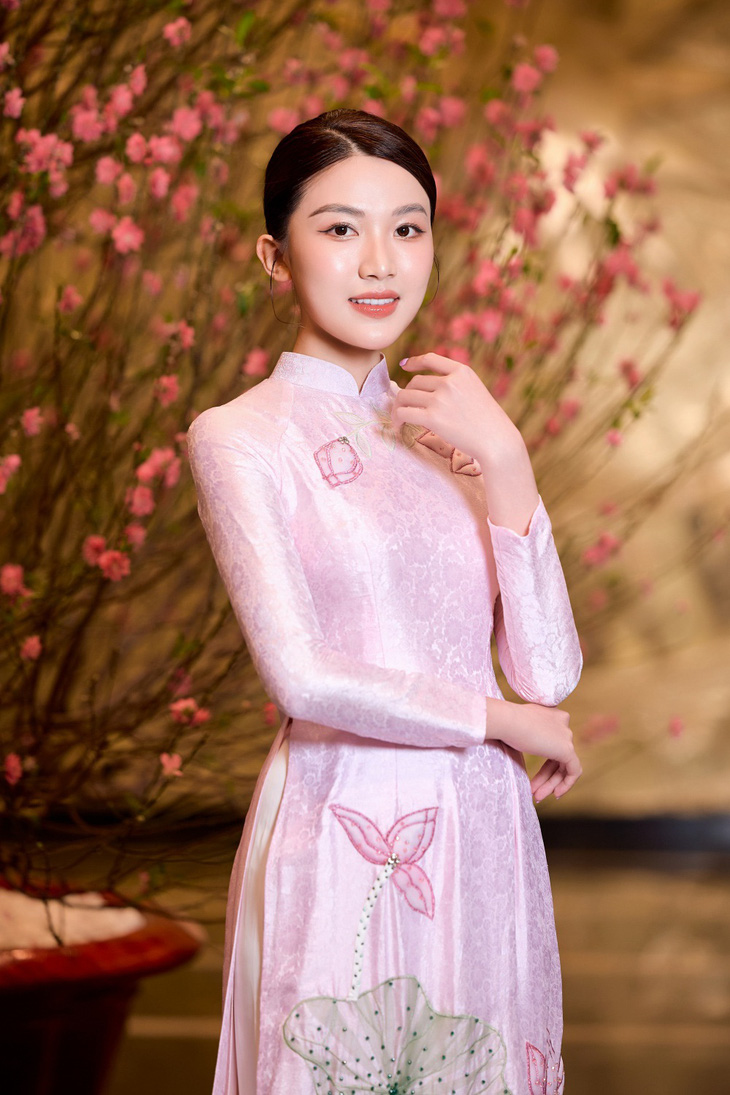 Diễn viên Lương Thanh khoe vẻ đẹp nữ tính trong tà áo dài hồng thêu hoa sen 