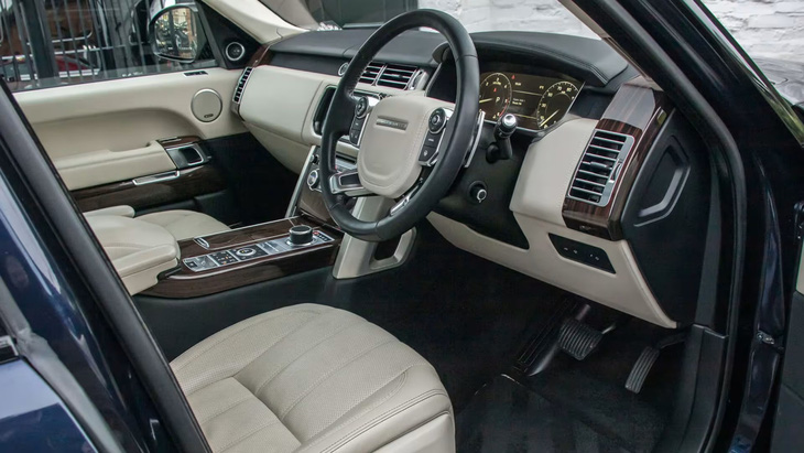 Nội thất xe, tương tự bên ngoài, không cầu kỳ mà phần lớn sử dụng trang bị tiêu chuẩn của Range Rover - Ảnh: Drive