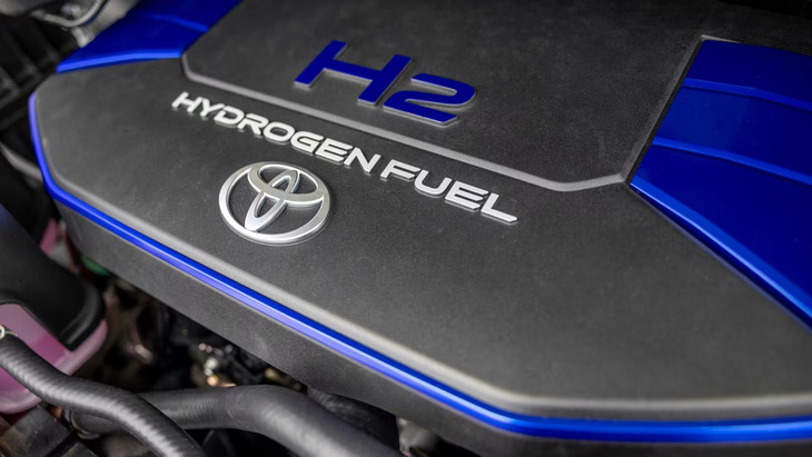 Toyota là thương hiệu từng dẫn đầu về công nghệ hybrid xăng - điện (Prius) và cả xe chạy nhiên liệu hydro (Mirai), nhưng lại tự để tụt lùi đáng kể ở phân khúc thuần điện - Ảnh: Drive