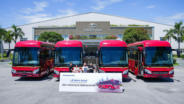 THACO AUTO bàn giao 4 xe buýt cao cấp Mercedes-Benz cho Công ty Liên Hưng tại nhà máy THACO BUS