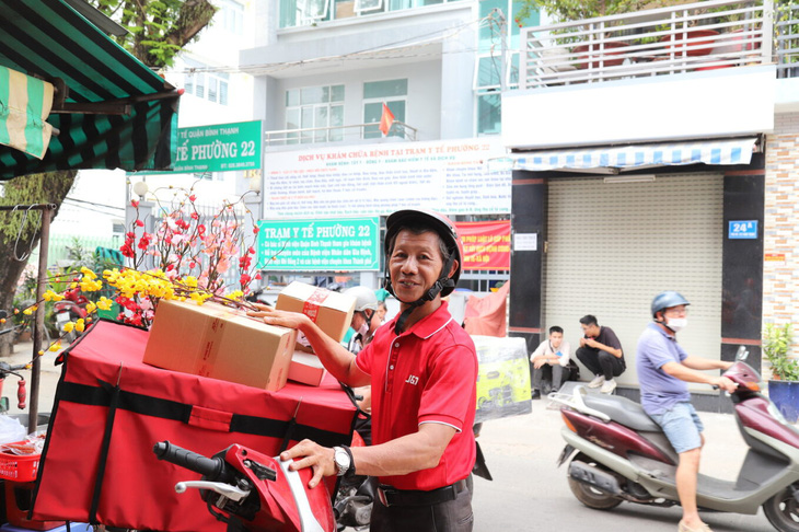 Shipper tất bật giao hàng mùa Tết - Ảnh: J&T Express Việt Nam