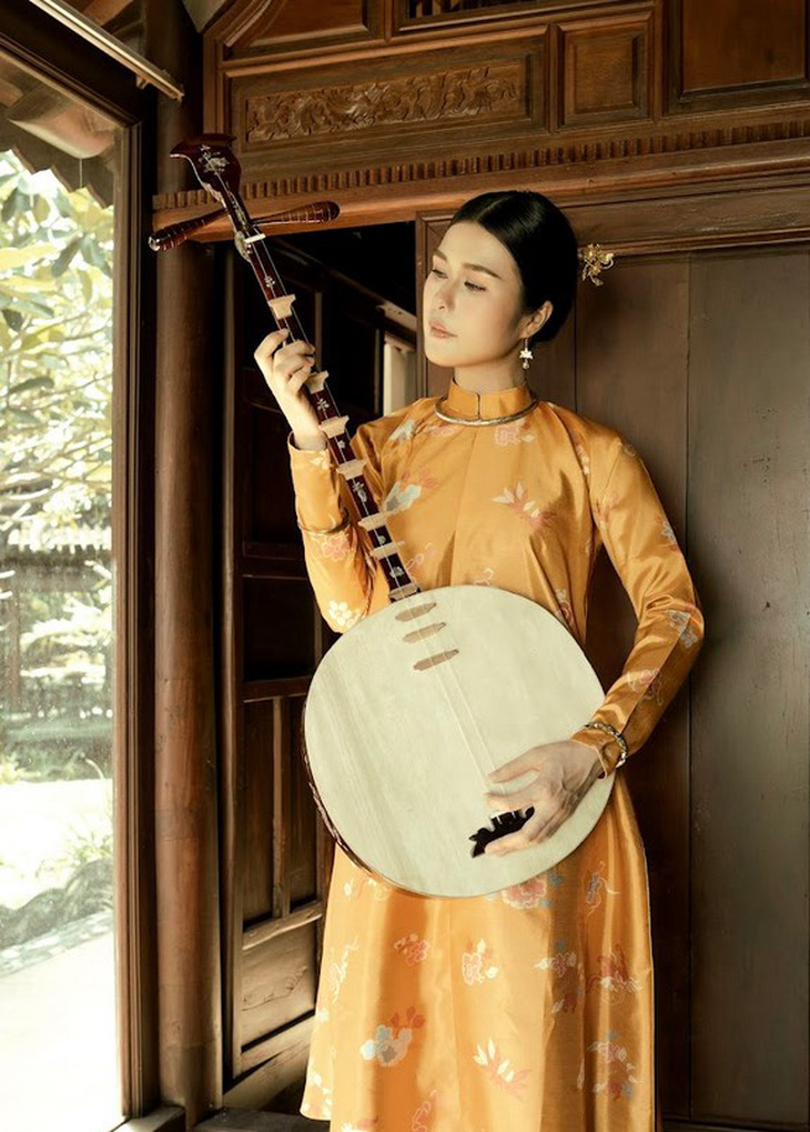 Trang phục áo ngũ thân tay chẽn - áo chẽn là dạng thức trang phục thông dụng và phổ biến nhất dưới triều Nguyễn, được sử dụng từ trong hoàng thất, quý tộc cho đến người dân thường