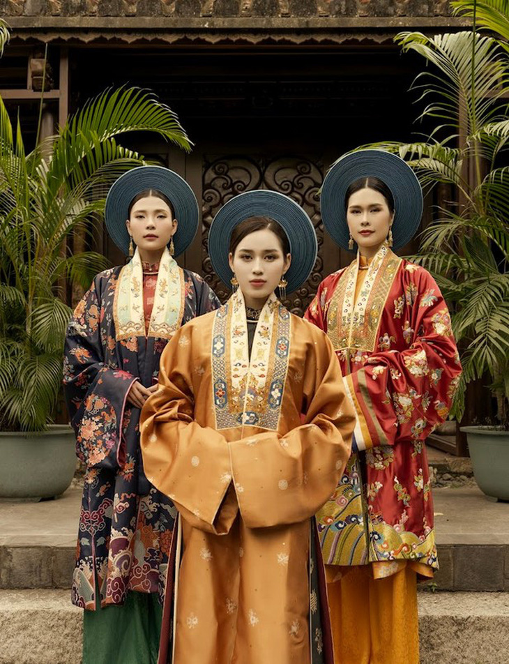 Và cuối cùng, trang phục Nhật Bình là dạng thức trang phục của các bậc mệnh phụ trong hoàng tộc và các gia đình quý tộc triều Nguyễn (1802 - 1945)
