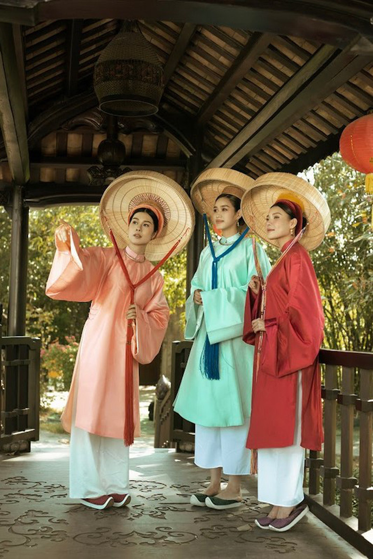 Tiếp đến là loạt trang phục áo ngũ thân tay thụng - áo tấc là dạng thức trang phục dùng trong dịp lễ lạt vô cùng thông dụng vào triều Nguyễn