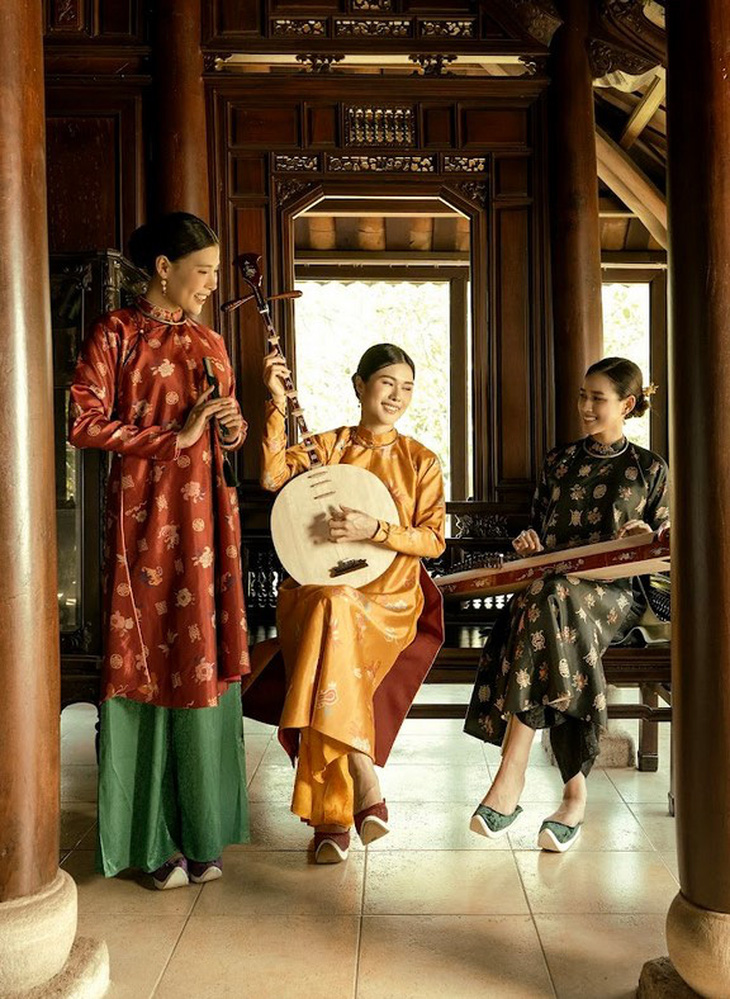 Ba bộ áo ngũ thân tay chẽn của 3 nữ nghệ sĩ sử dụng hệ thống hoa văn cung đình triều Nguyễn với mong muốn tôn lên vẻ đài các, nhã nhặn của người nữ trong chốn “cung vàng điện ngọc” ngày xưa