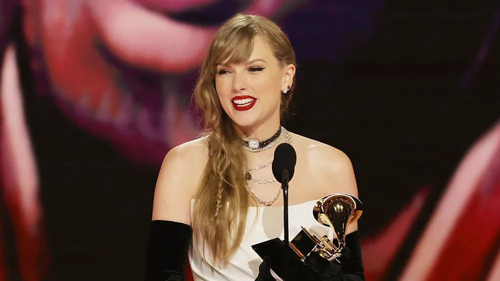 Taylor Swift trên bục nhận giải Grammy cho Album Giọng pop truyền thống xuất sắc nhất - Ảnh: GETTY IMAGES